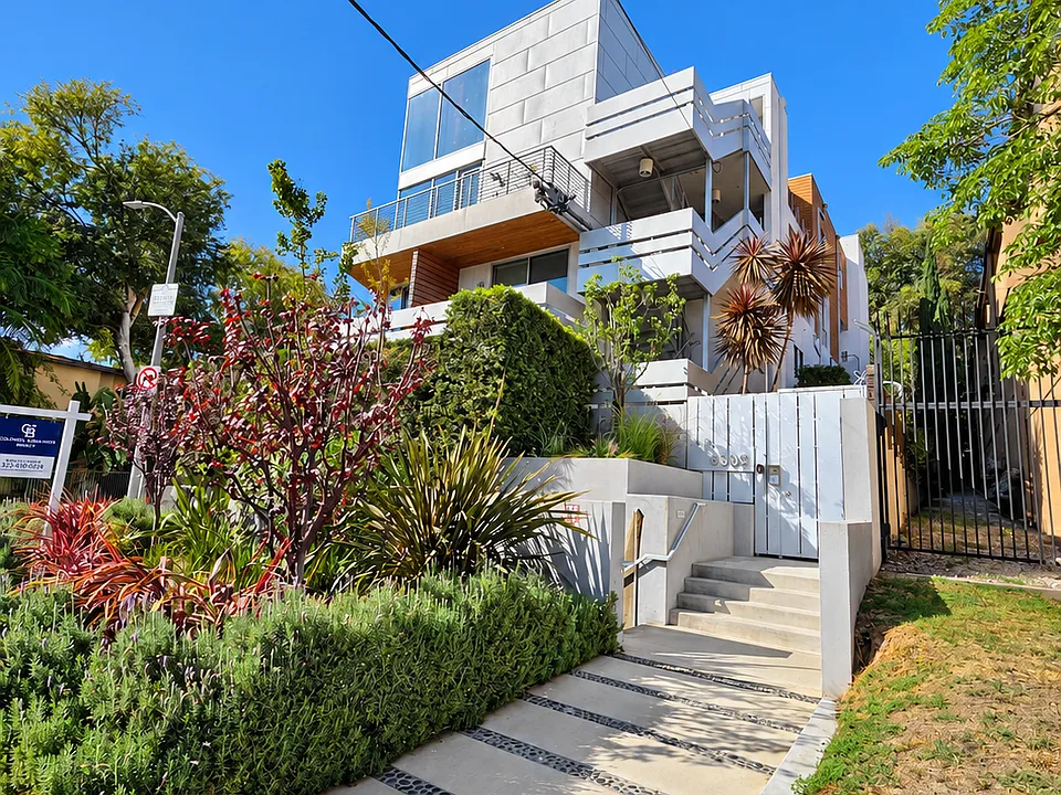 6683 Franklin Ave #9