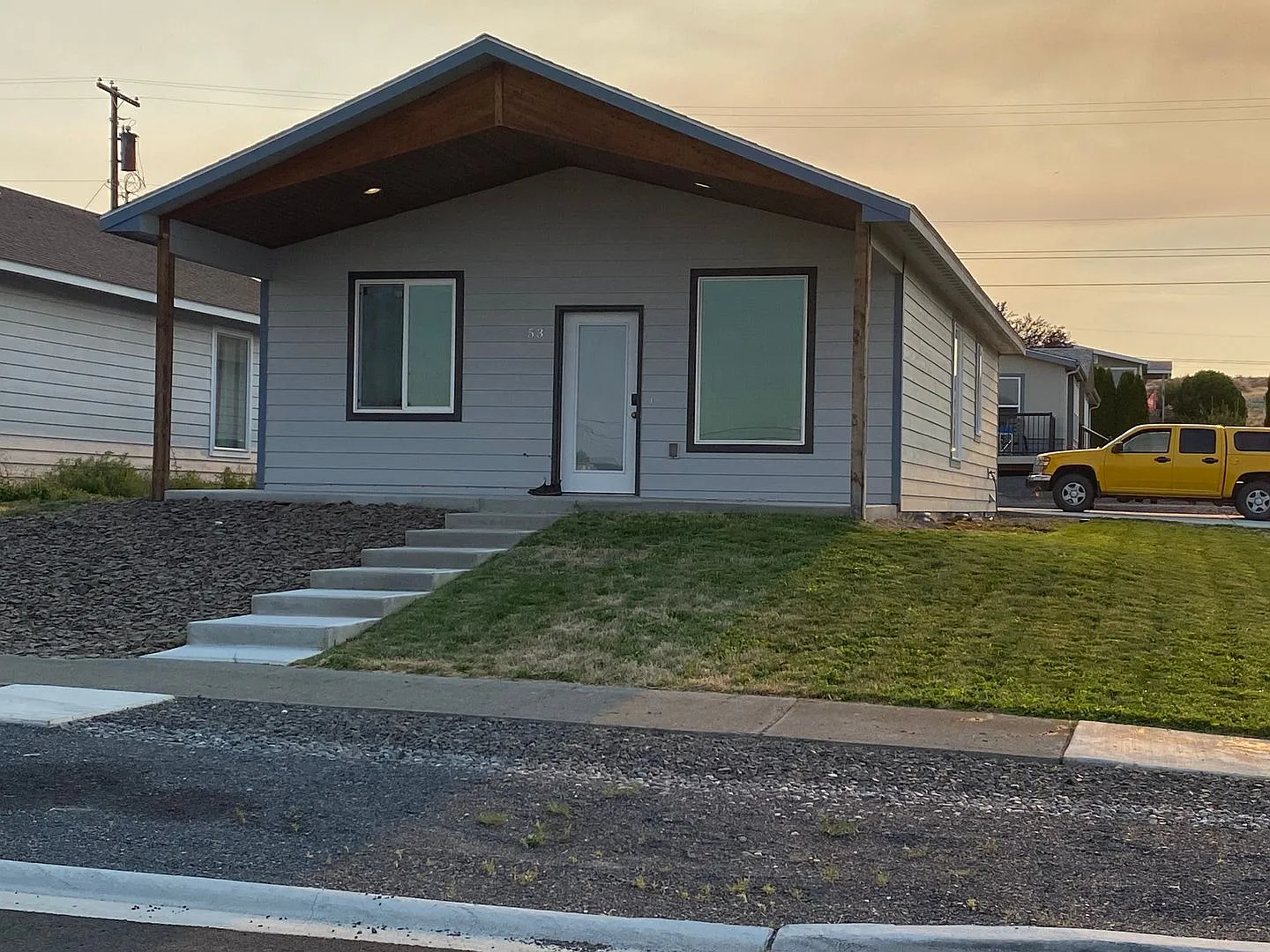 Nearly new 2 bedroom with garage — Photo 2
