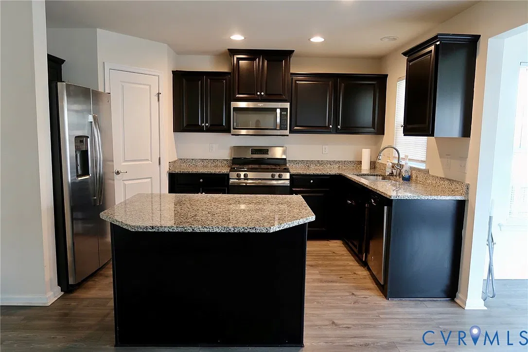 3 bed, 2.5 bath, 2240 sqft, $2,450 — Photo 2