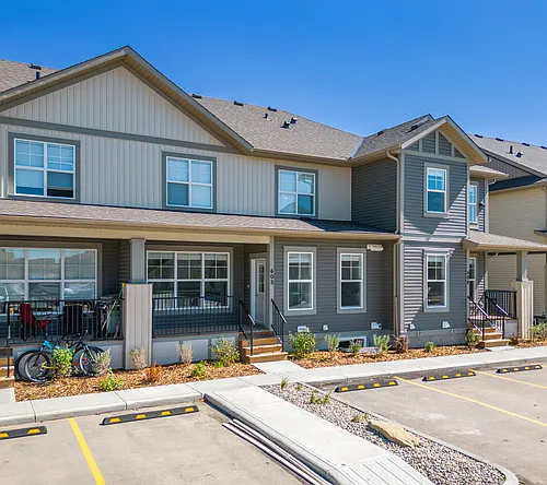 320 Heartland Cres Photo 1