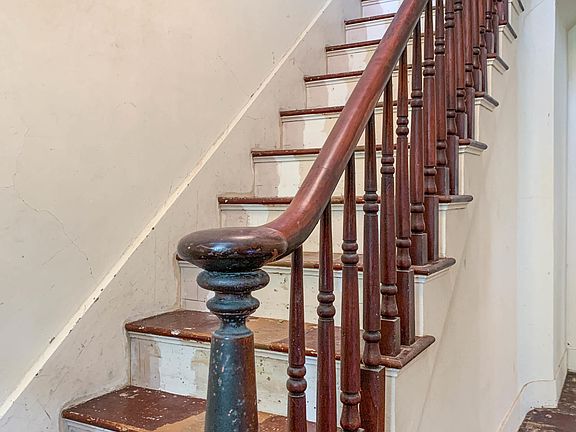 5th image of 228 Elbert St