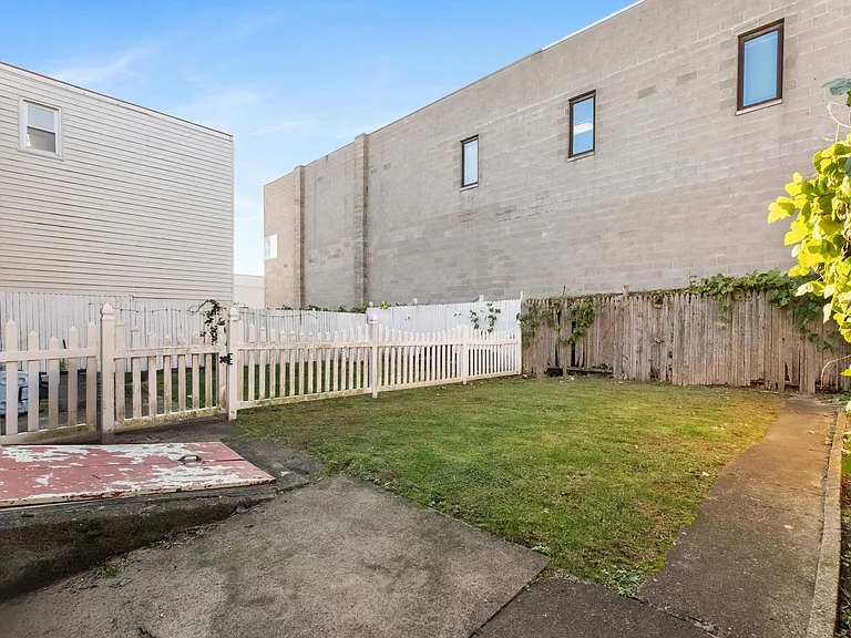4431 Howley St — Photo 13