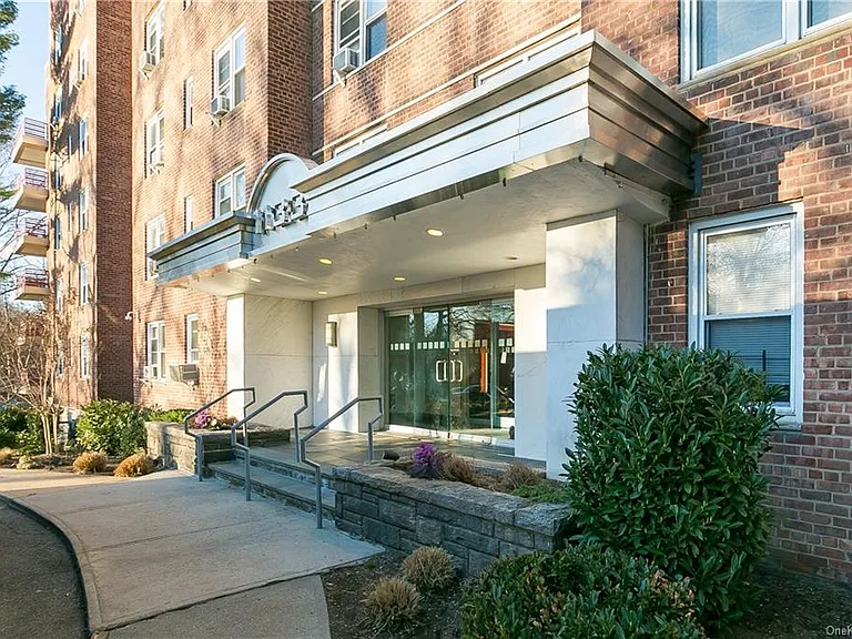 1133 Midland Ave #3H — Photo 1