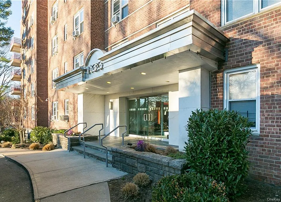 1133 Midland Ave #3H