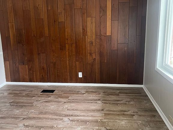 3rd image of 7912 Vineyard Ave