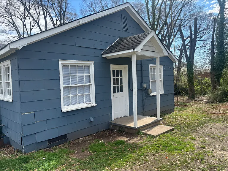 230 W Wood St — Photo 2