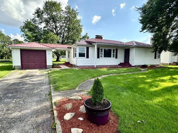 212 S 8th St SE, Clay City, IL 62824