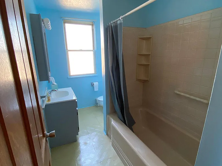 2ND FLOOR BATHROOM