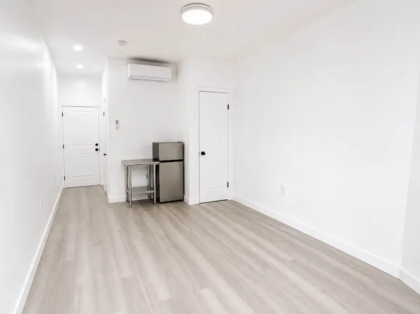 896 Willoughby Avenue image 1 of 4