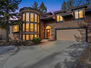 311 S Coach Light Bay SW, Calgary, AB T3H1X3