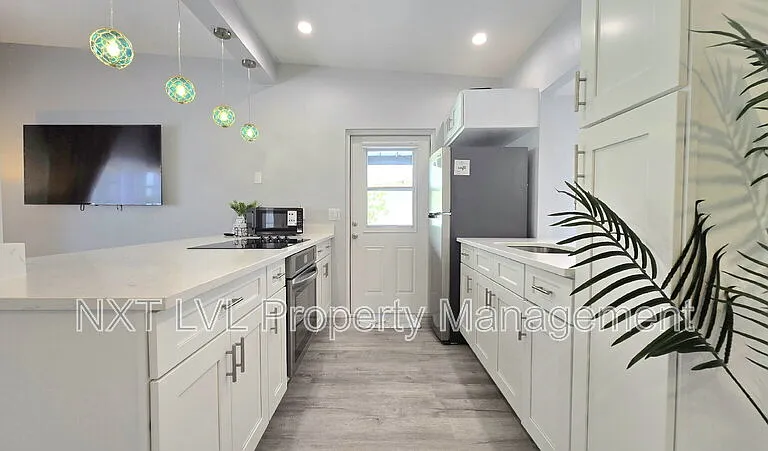 2348 Burton Ave — Photo 7