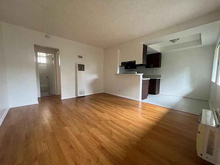 100 E Commonwealth Ave — Photo 4