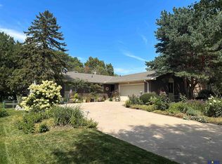 2231 Devonshire Dr, Lincoln, NE 68506