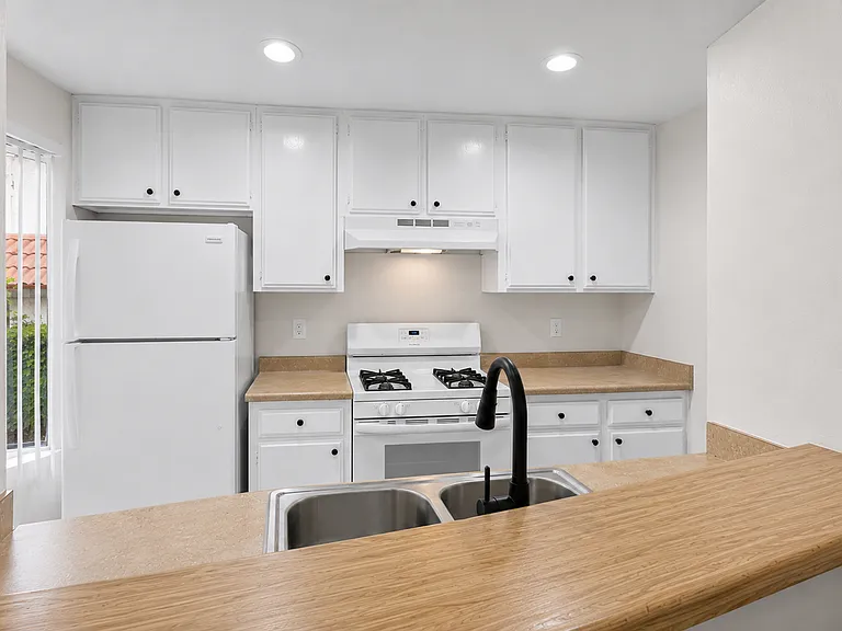 16731 Sherman Way #105A — Photo 4
