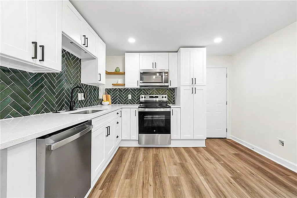 3 bed, 2.0 bath, 1025 sqft, $1,700 — Photo 4