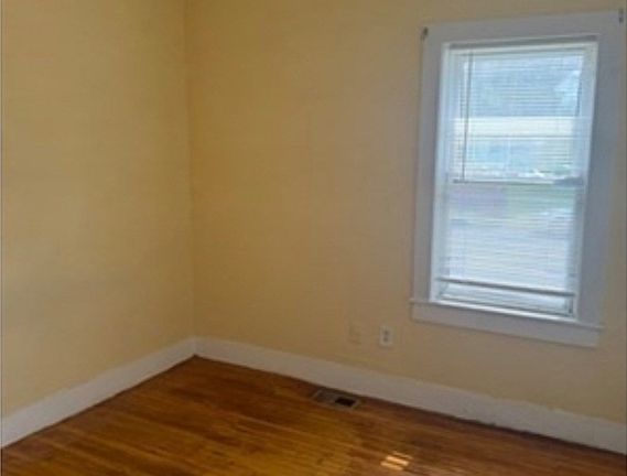 5th image of 140 Clifton Ave