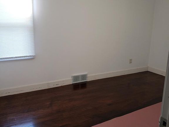 5th image of 15277 Seymour St