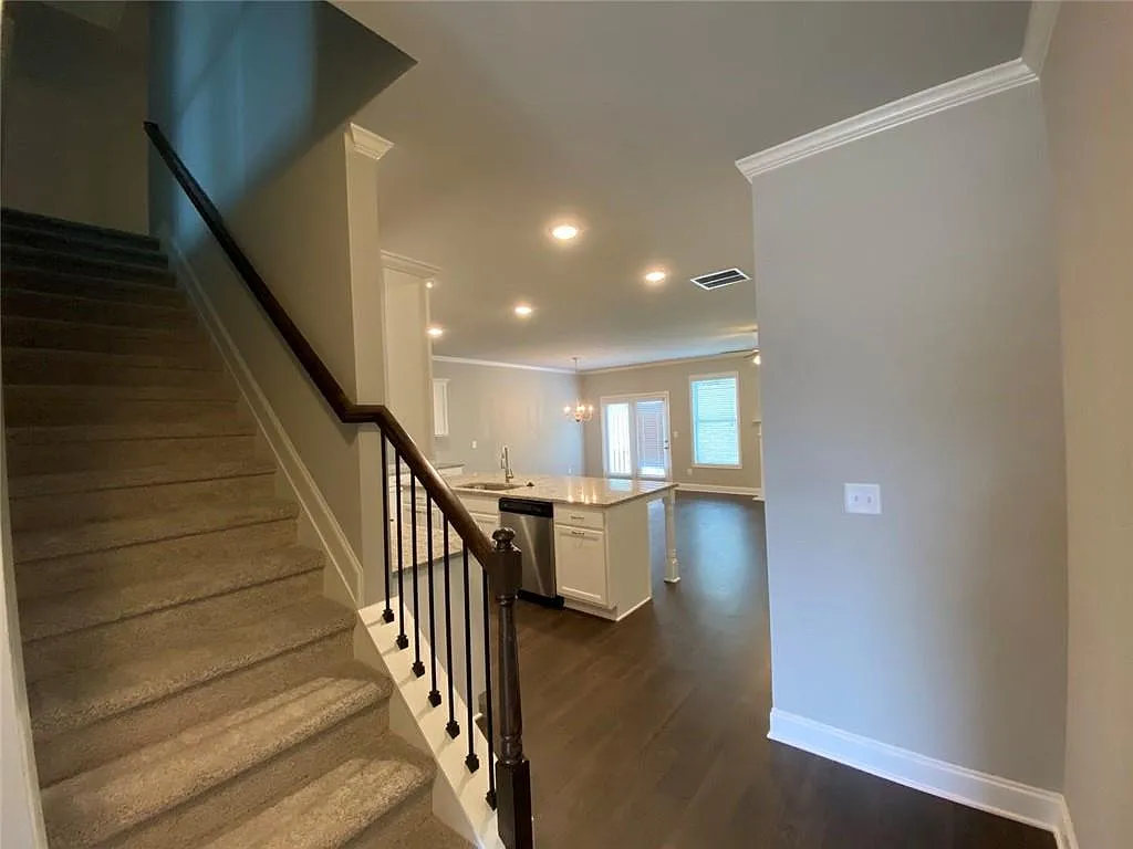 3 bed, 3.0 bath, 1988 sqft, $2,350 — Photo 4