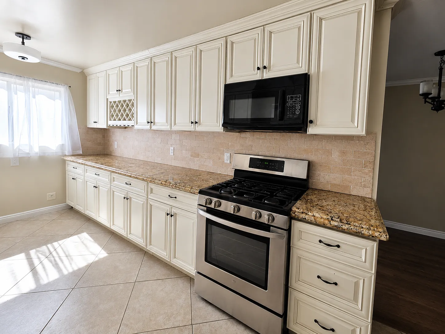 4 bed, 2.5 bath, 1697 sqft, $5,700 — Photo 4