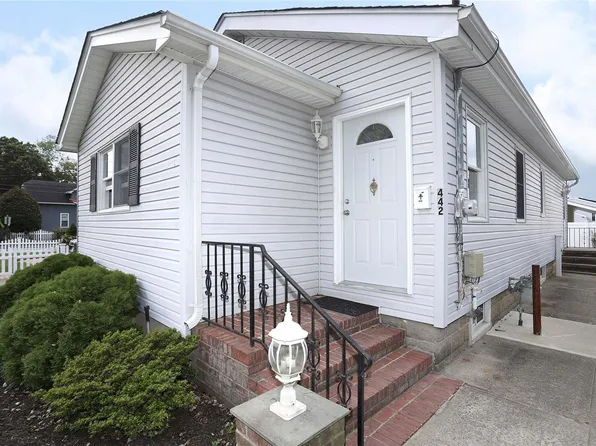 442 Staples Street, Farmingdale, NY 11735