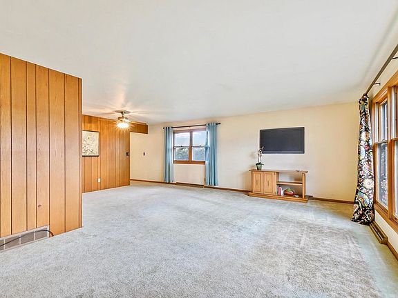 2nd image of 1658 Curtis Ln