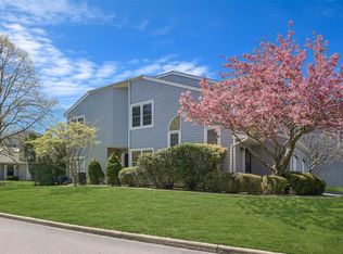 148 Lakebridge Dr N, Kings Park, NY 11754
