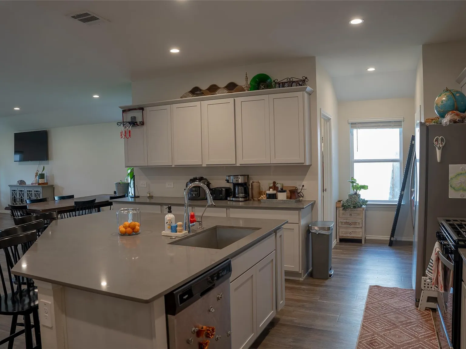 4 bed, 2.0 bath, 2013 sqft, $2,600 — Photo 3