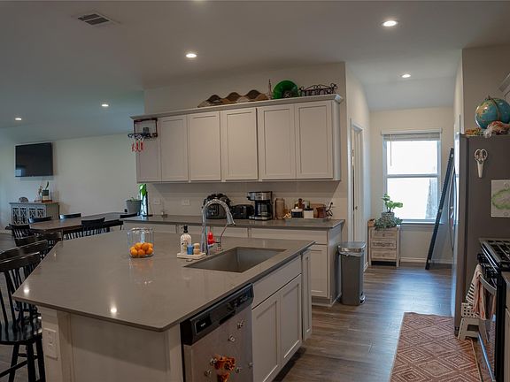3rd image of 1008 Llano Trl