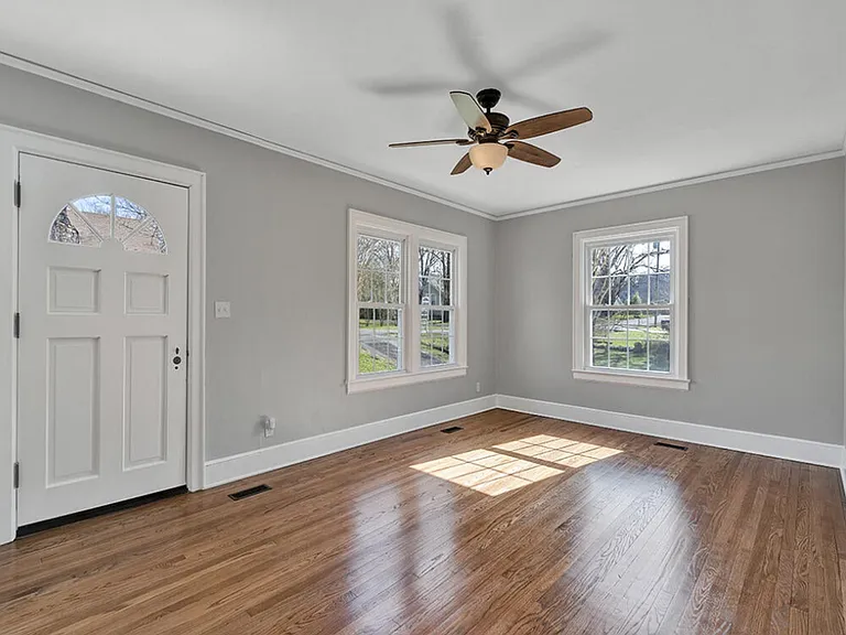 118 Pinehurst Ave — Photo 2