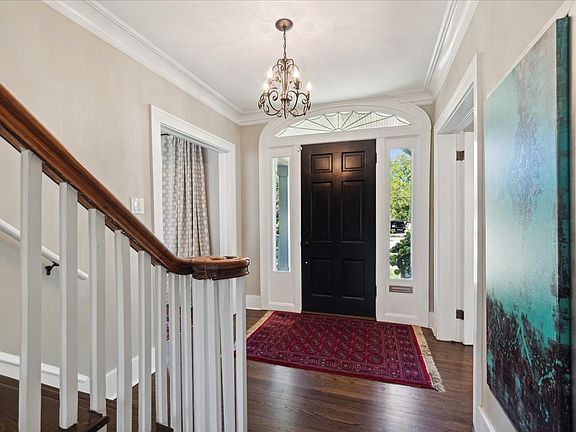 3rd image of 905 Forest Ave