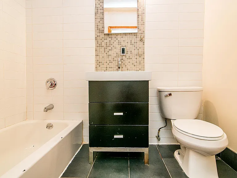 269 Melrose St #1R — Photo 10