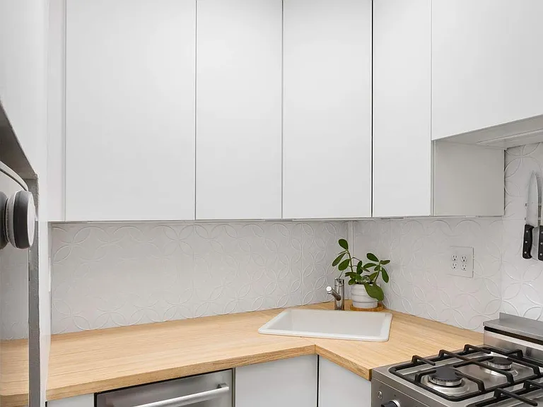 453 W 43rd St #1-B — Photo 5