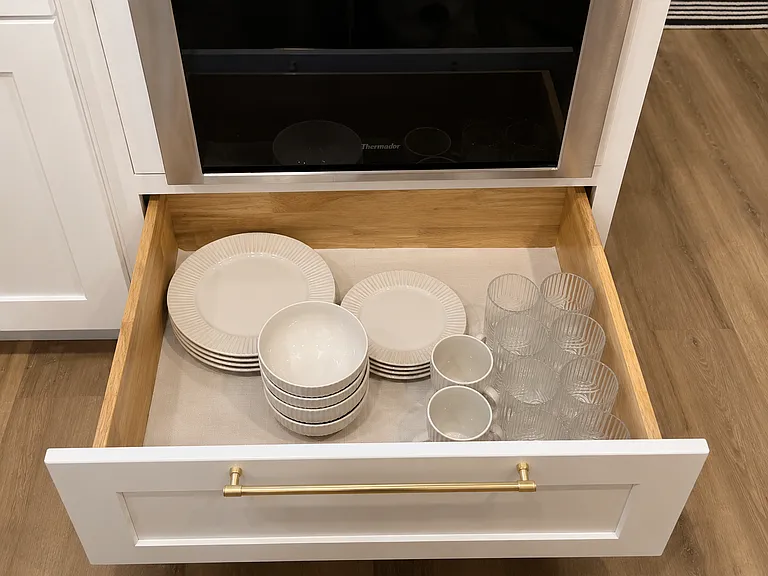 Full Tableware Set.