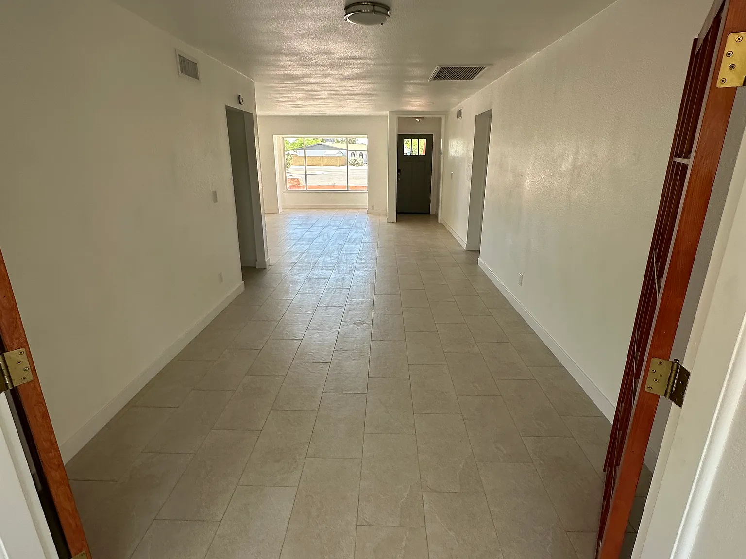 4 bed, 2070 sqft, $2,850 — Photo 4