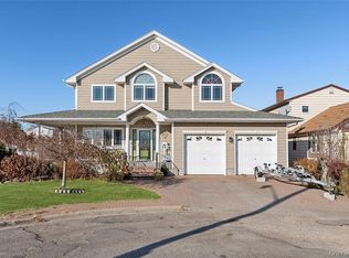 4 Quebec Road, Island Park, NY 11558