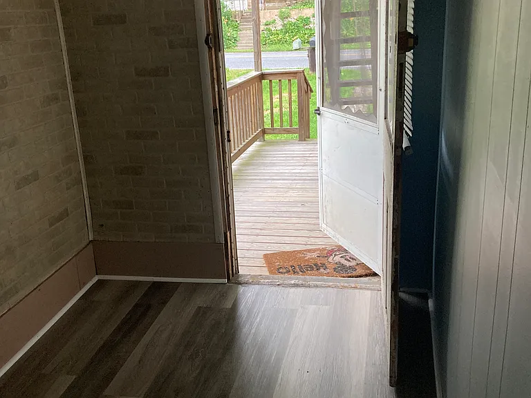 Living room to side deck!