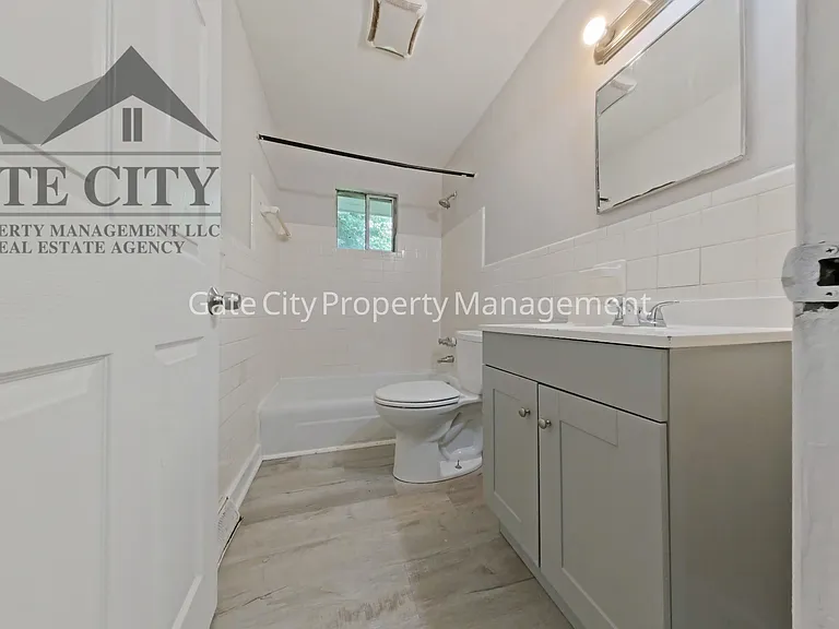 2021 Maywood St #E — Photo 7