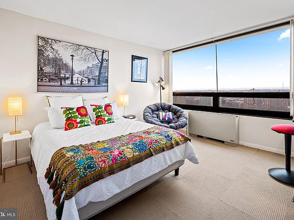 5th image of 4000 N Charles St Unit 1605