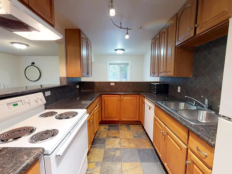 1446 E Roy St — Photo 12