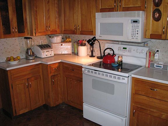 Newer kitchen, all appliances included!