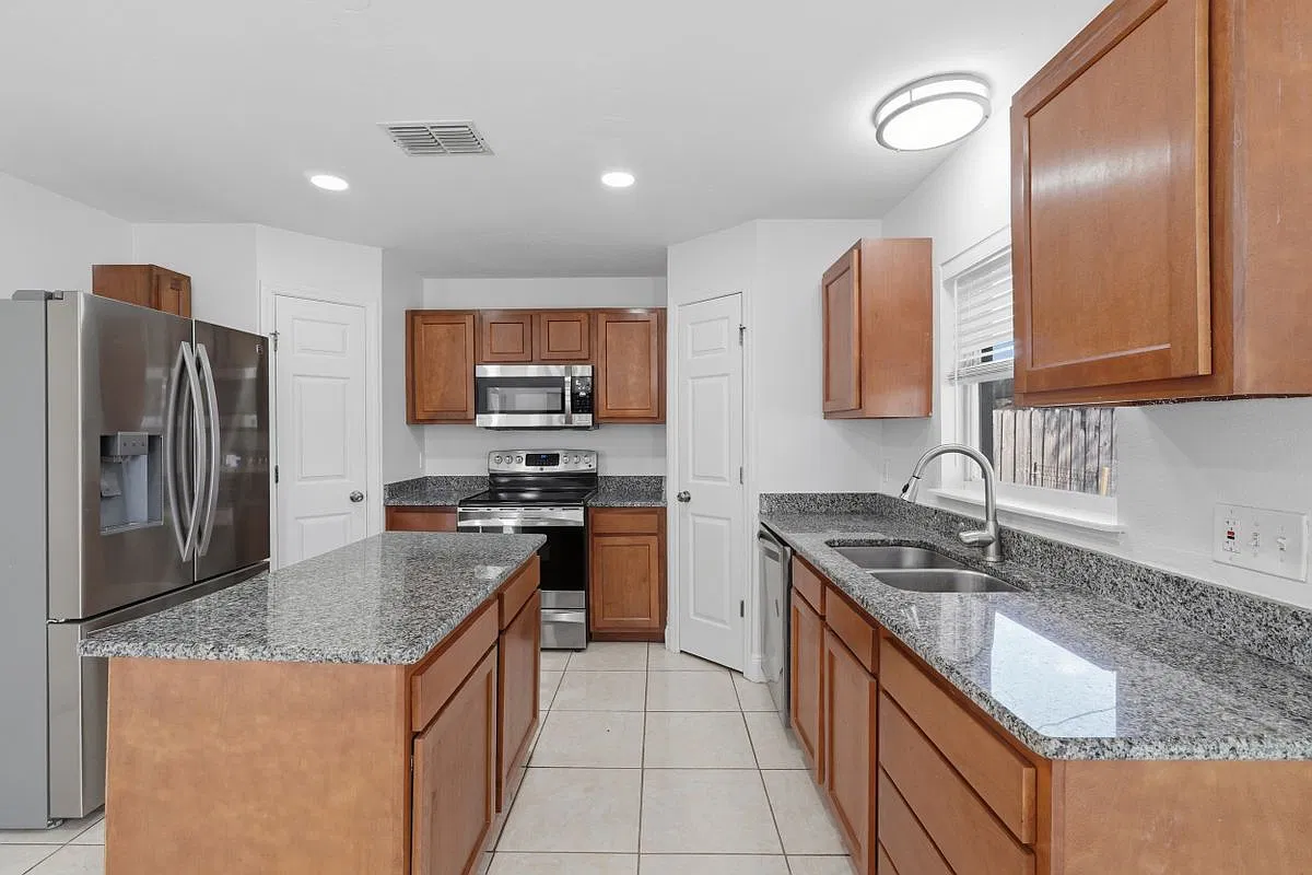 5 bed, 3.0 bath, 2170 sqft, $3,000 — Photo 2