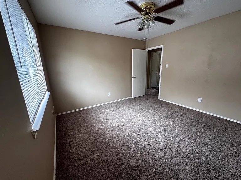 1411 Hallcroft Ln — Photo 11