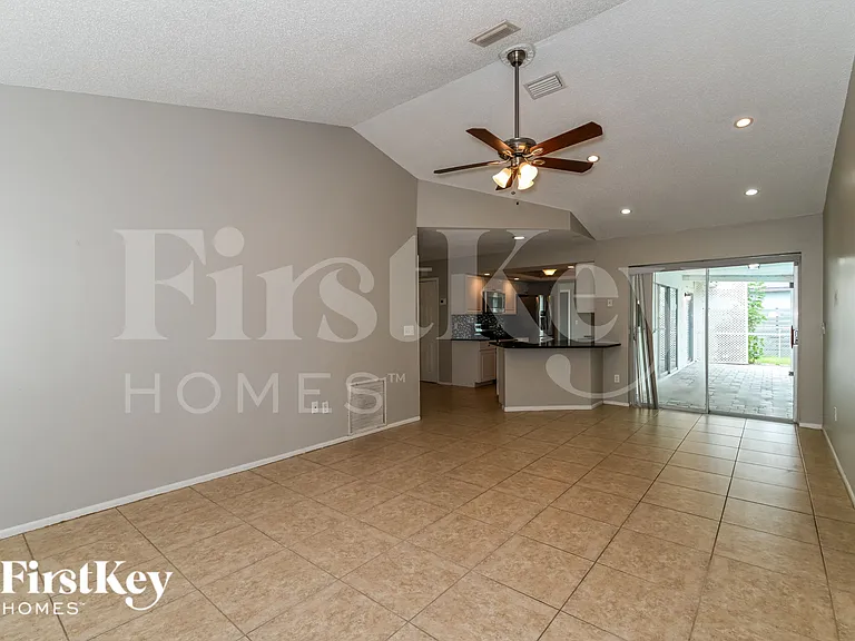 4404 SW 6th Pl — Photo 7