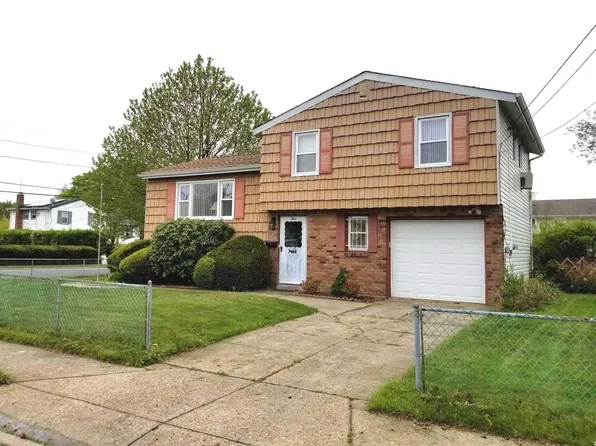 4 Speed St, Brentwood, NY 11717