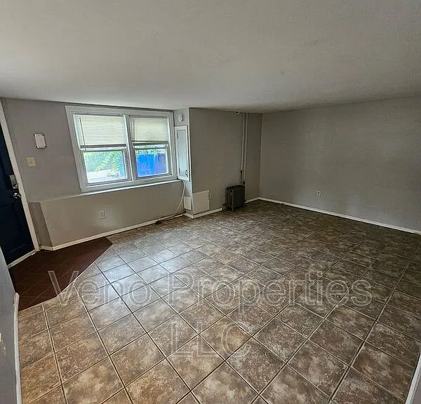 293 Hudson Ave #G — Photo 3