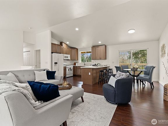 5th image of 3203 200 Place SW