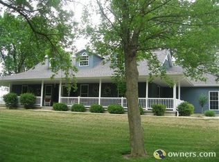 40 Wedgewood Ln, Girard, IL 62640