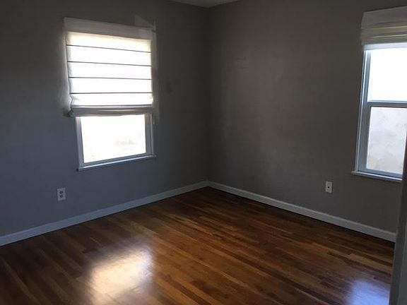 3rd image of 3707-9 Georgia St