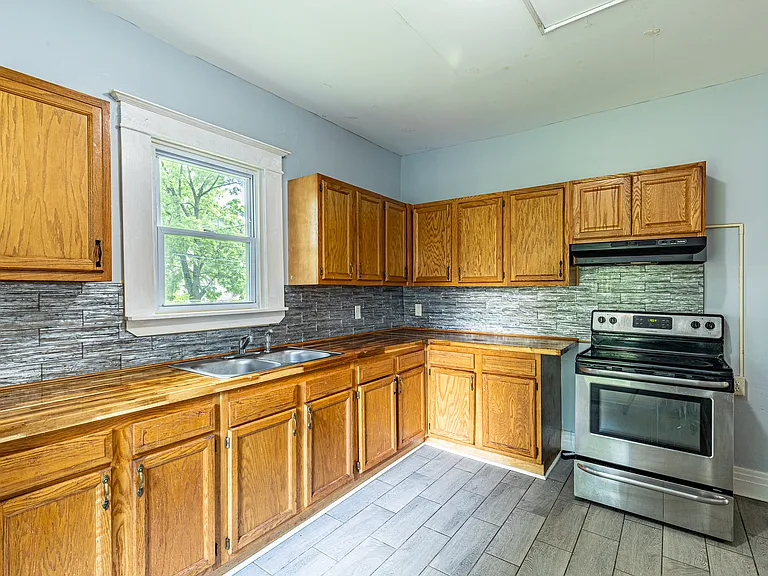 437 Cottage St — Photo 9