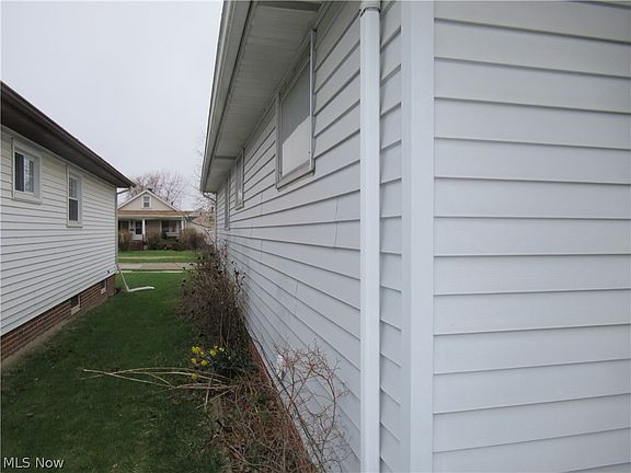 5th image of 330 Paul St